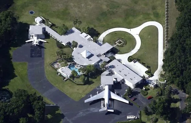 where does john travolta live